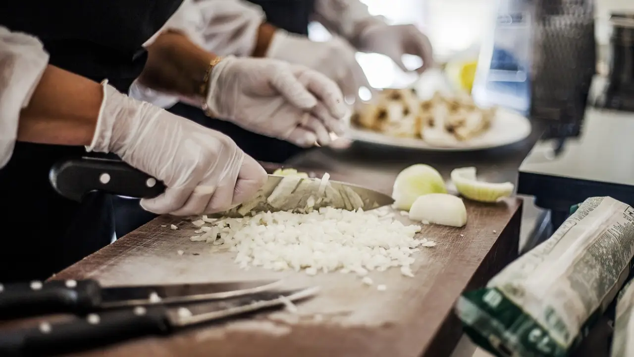 Almanya'da bir restoran tabelasında tepki çeken sözler: "Çingene şnitzeli", "zenci öpücüğü"