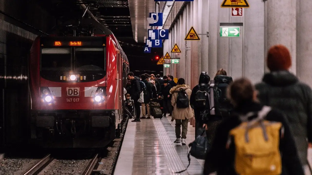 Berlin'de tren ile platform arasına düşen yolcu hayatını kaybetti