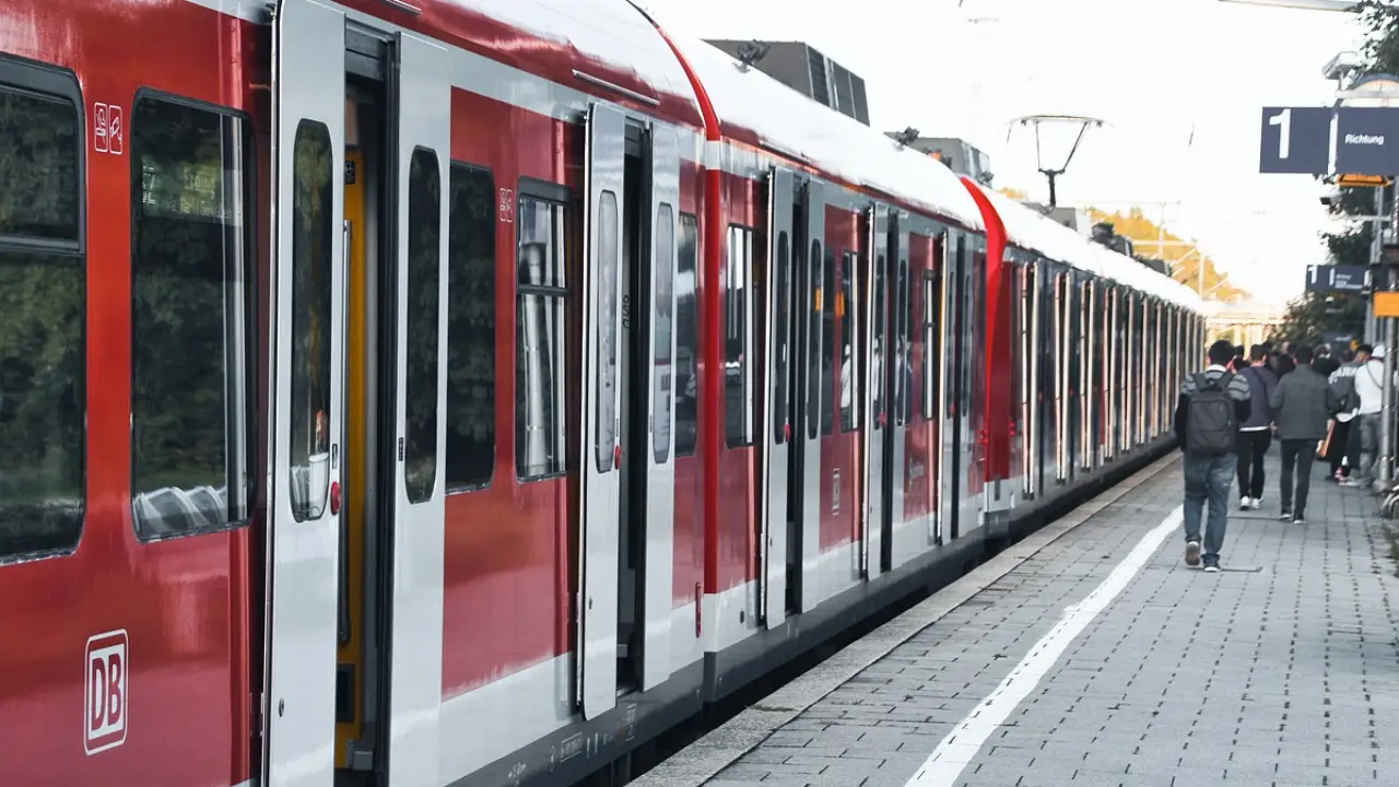 Sabah hapisten çıktı, akşam tren istasyonunda "Hitler selamı" verdi