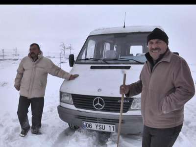 Belediye ekipleri, mahsur kalanları kar esaretinden kurtardı