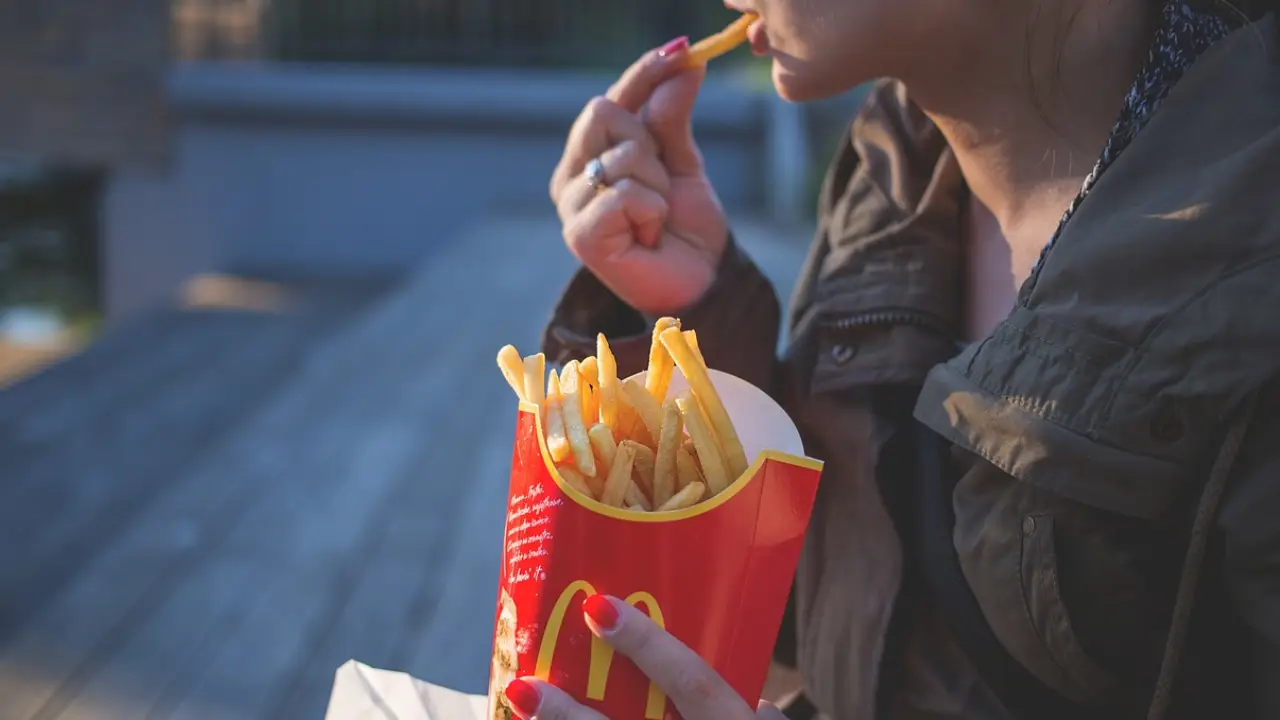 McDonalds'ta salgın: Onlarca kişi enfekte oldu, bir kişi öldü