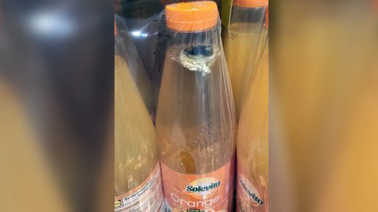 Lidl'de rahatsız edici keşif: Portakal suyu şişesinde garip cisim