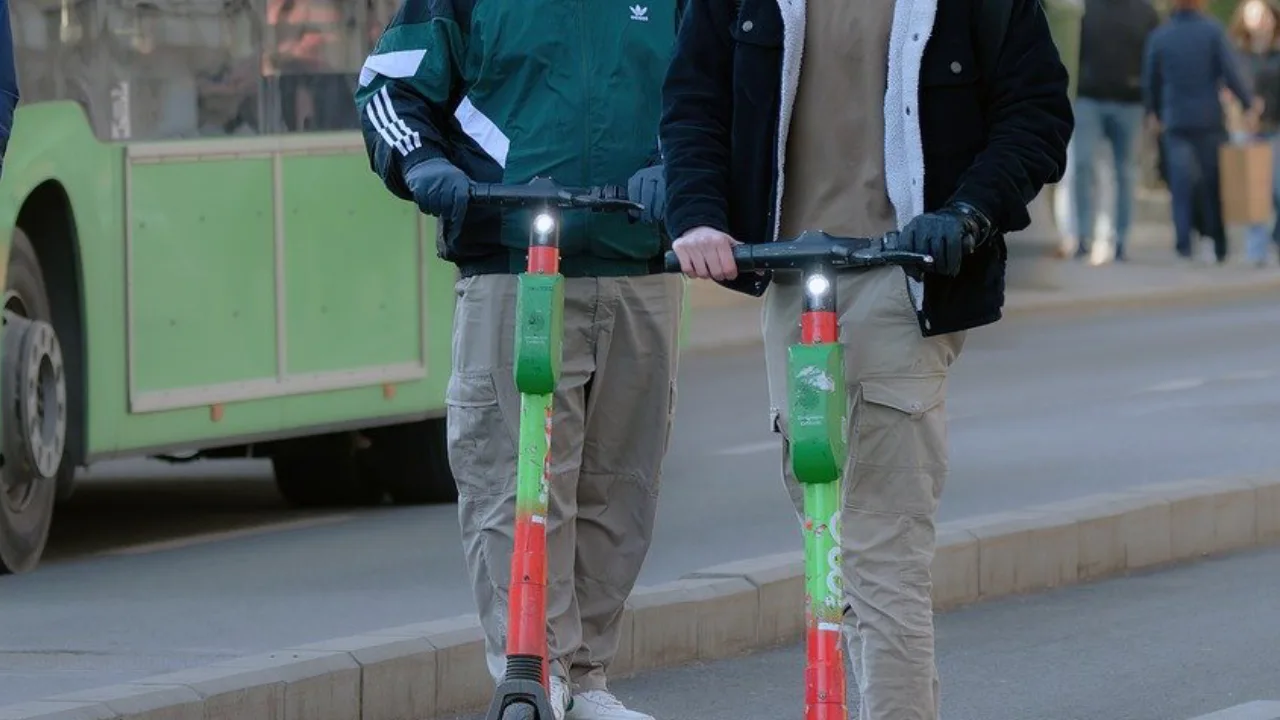 Almanya'da bu da oldu: E-scooter ile kadının çantasını gasp ettiler