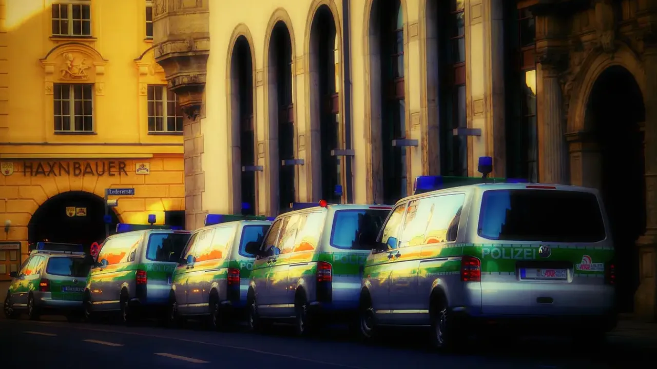 Köln'de bir adam kadın polisin kulağını kopardı