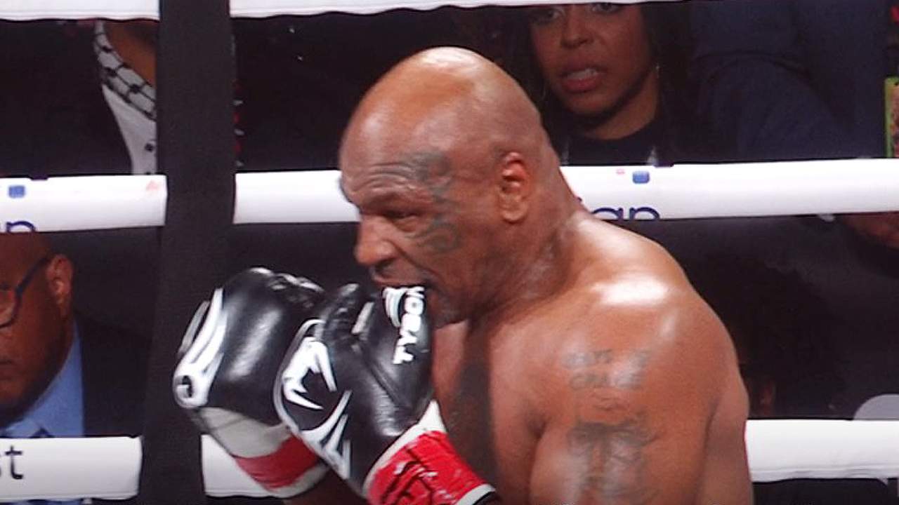 Maç boyunca Mike Tyson'un eldivenini ısırması merak konusu oldu