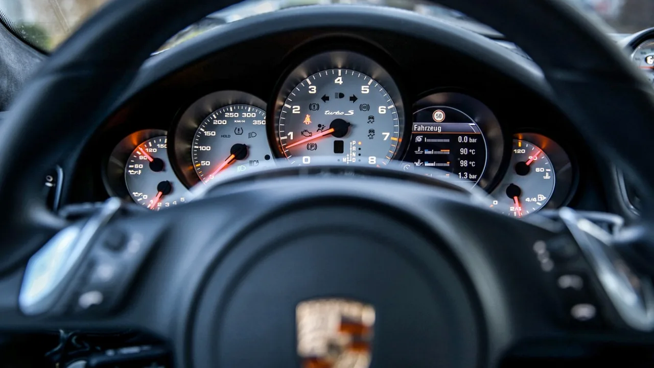 Bakanlıktan atılan Lindner şimdi de lüks aracı Porsche'yi satılığa çıkardı
