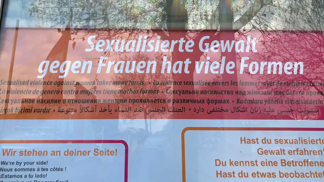 Darmstadt'ta reklam panolarındaki mesaj dikkat çekti: Birçok dilde yayımladılar