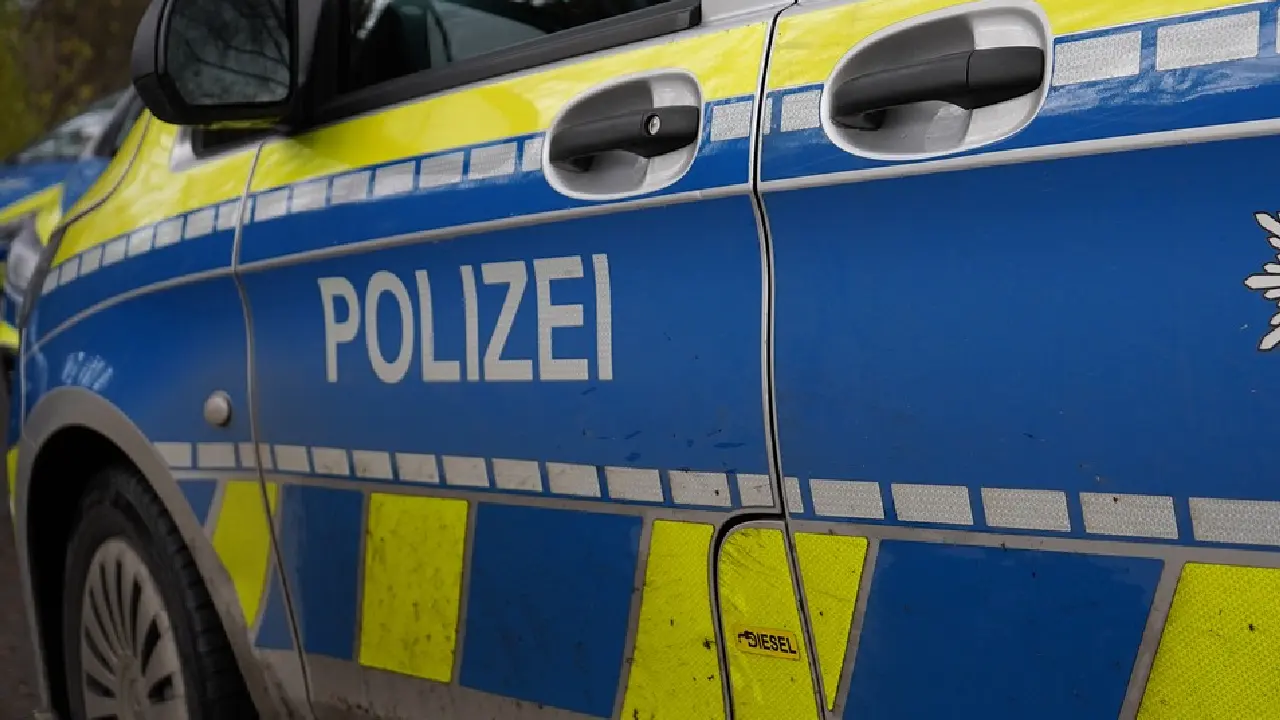 Bremen'de 100 kişi Somalili bir adamı sınır dışı edilmekten "çan çalarak" kurtardı