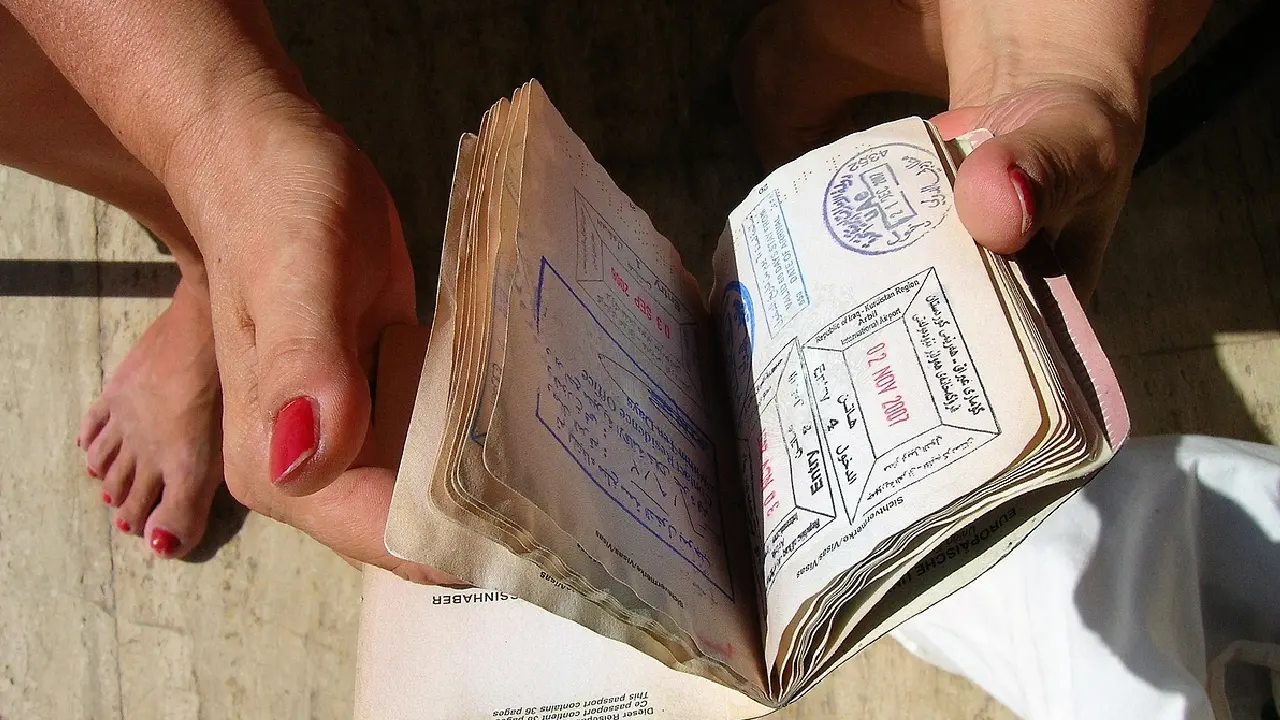 Almanya'nın komşu ülkesinde mahkeme, pasaportta gülümsemeyi yasakladı