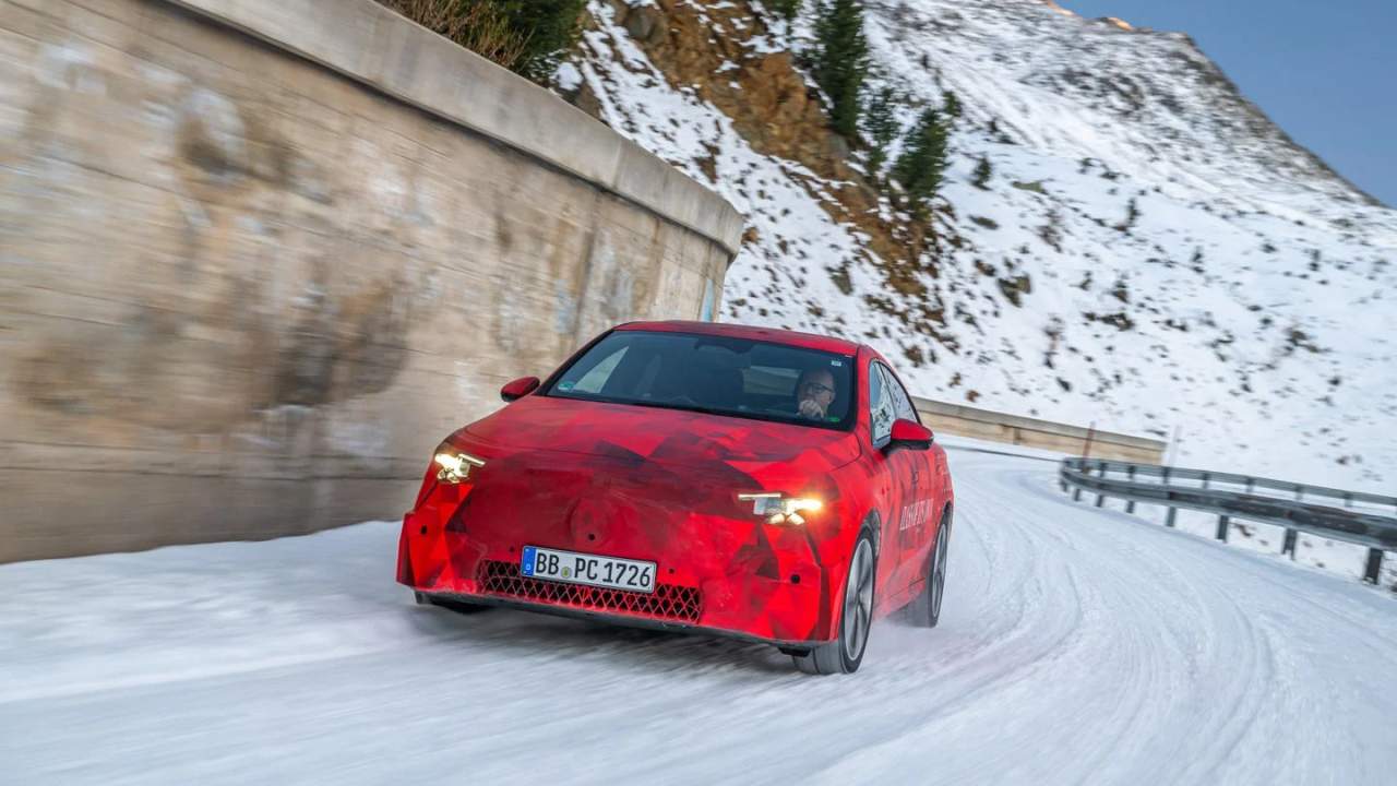 Mercedes, krize yanıt olarak yeni elektrikli CLA ile sahneye çıkıyor