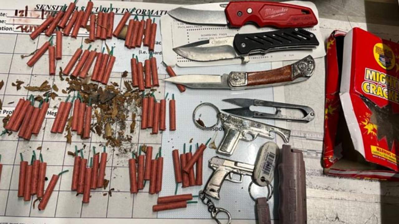 88 yasaklı eşya ile uçağa binmeye çalışan yolcu son anda yakayı ele verdi