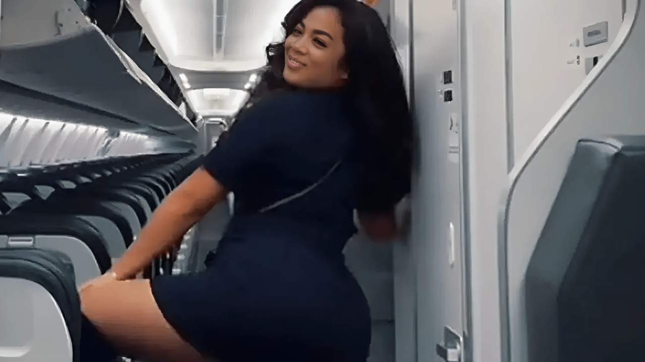 Uçakta twerk yapan hostes işinden oldu