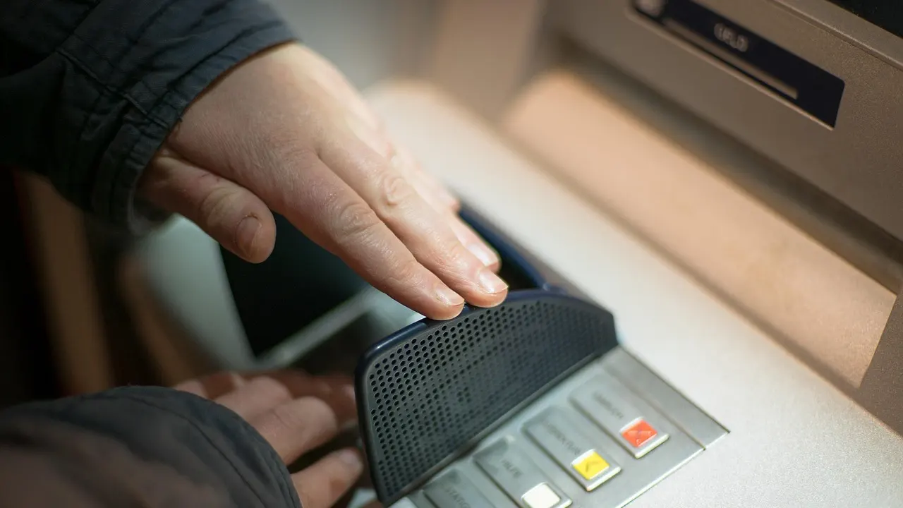 Almanya'da 20 ATM patlatıp 500 bin Euro çalan 2 kişi yakalandı