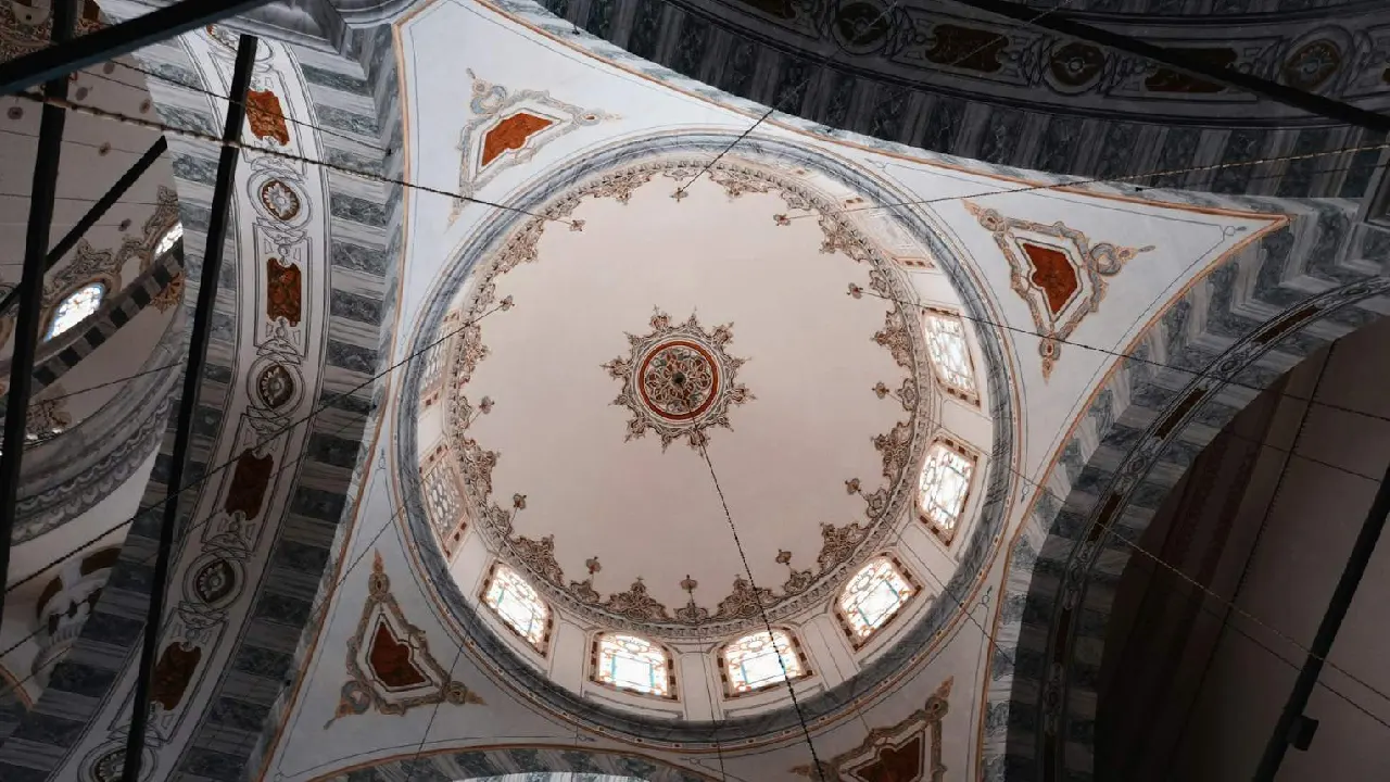 Köln'de camiye önce tehdit sonra saldırı