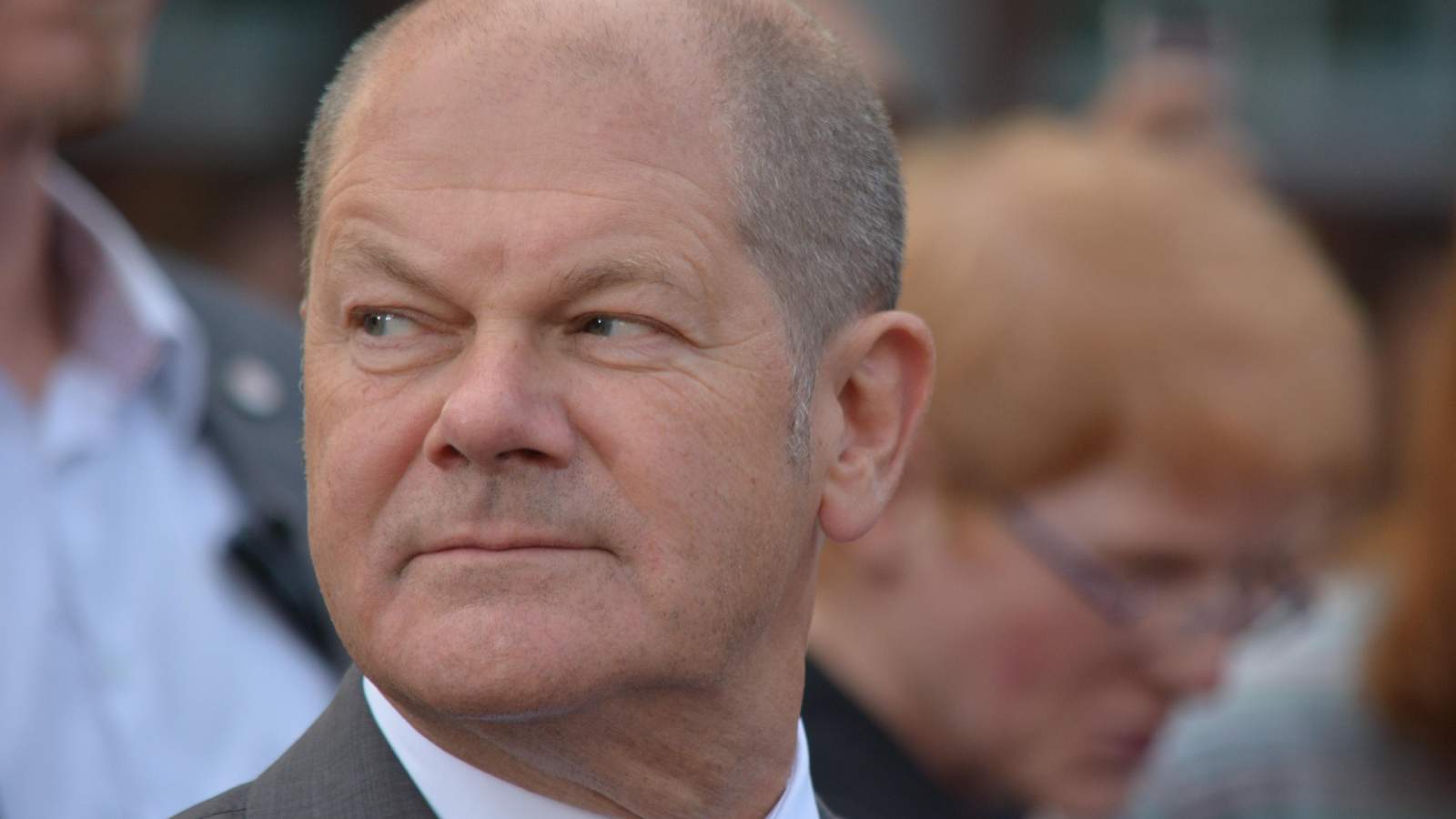 Scholz'a sarılmanın bedeli 4500 Euro oldu!