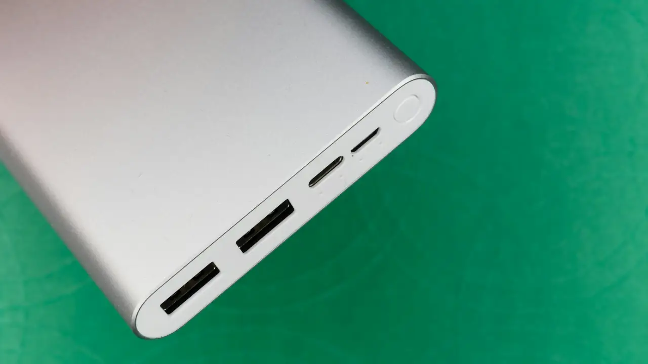 İsrail'e giden uçakta "powerbank" sorunu: Atina'ya acil iniş yaptı!