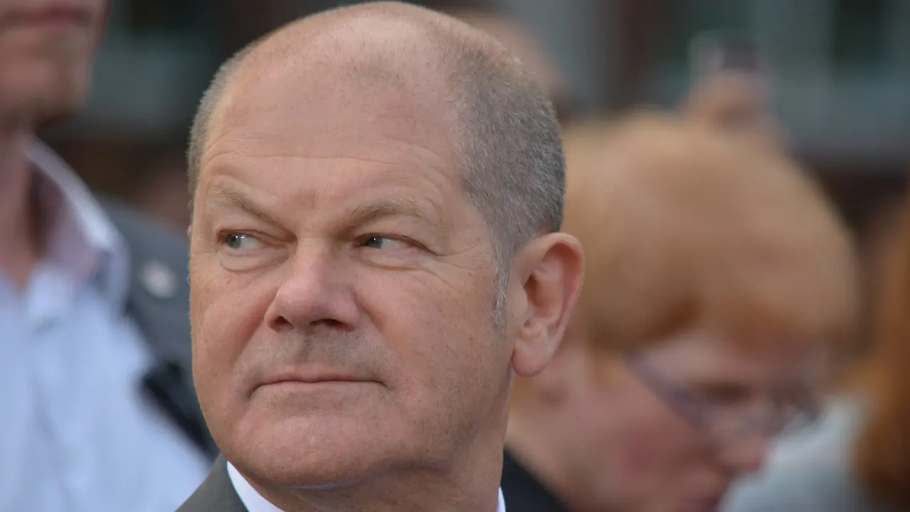 Scholz seçimlere 2 hafta kala 6 ay uzattı