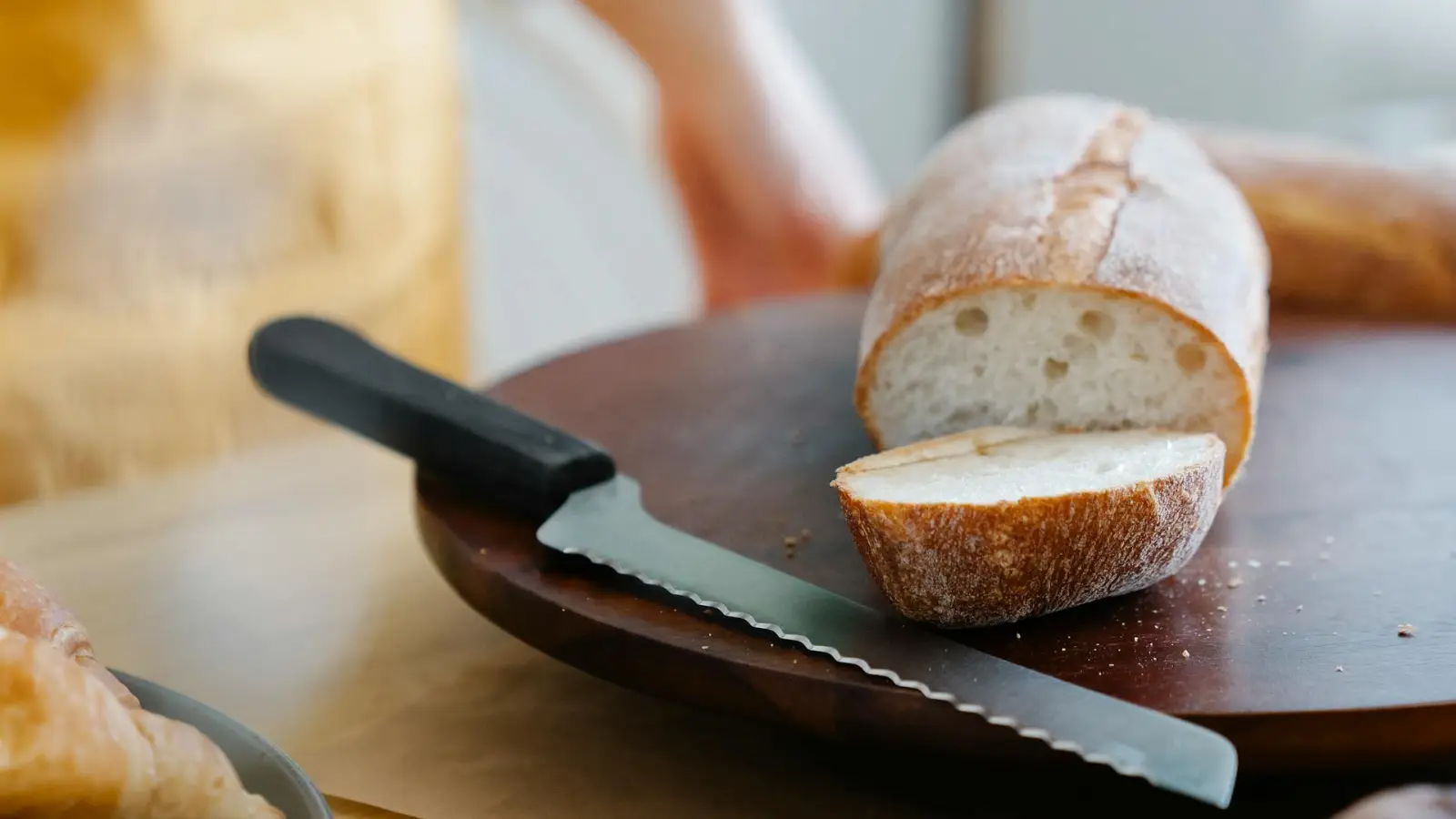 Yanlış kesilen ekmek yüzünden yumruklar konuştu