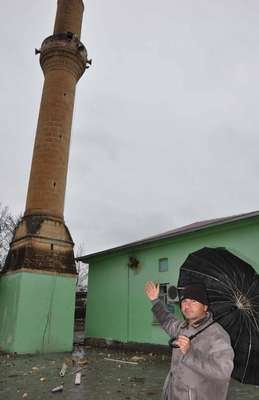İslahiye'de minareye yıldırım düştü