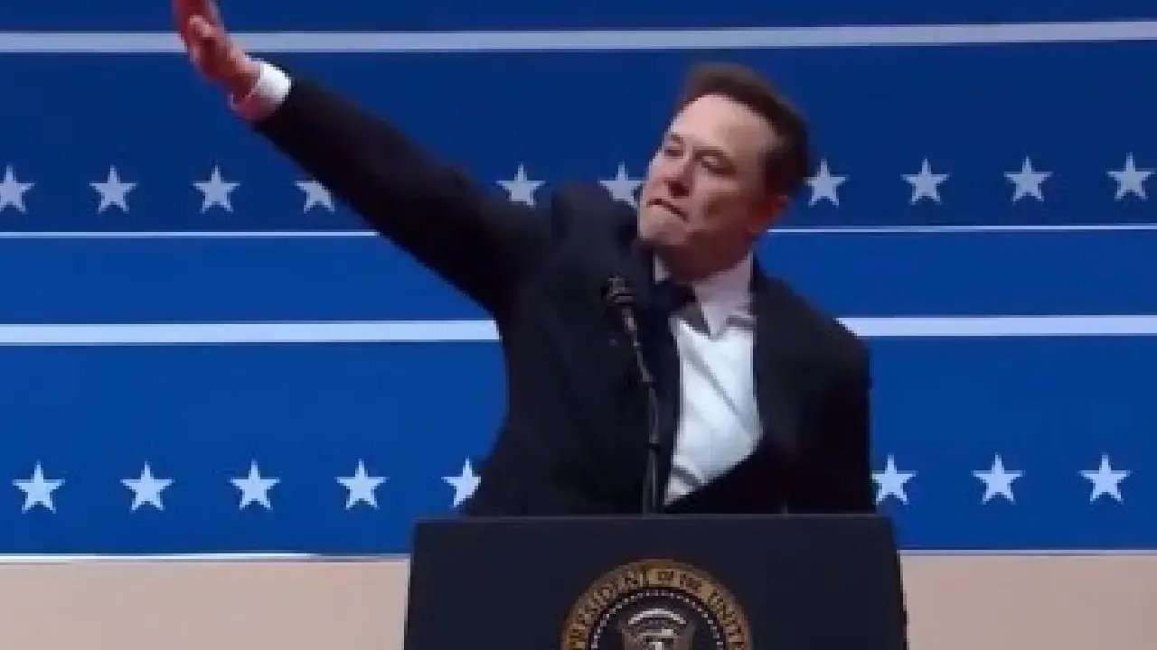 Berlin'de Tesla mağazasına mavi boya fırlattılar