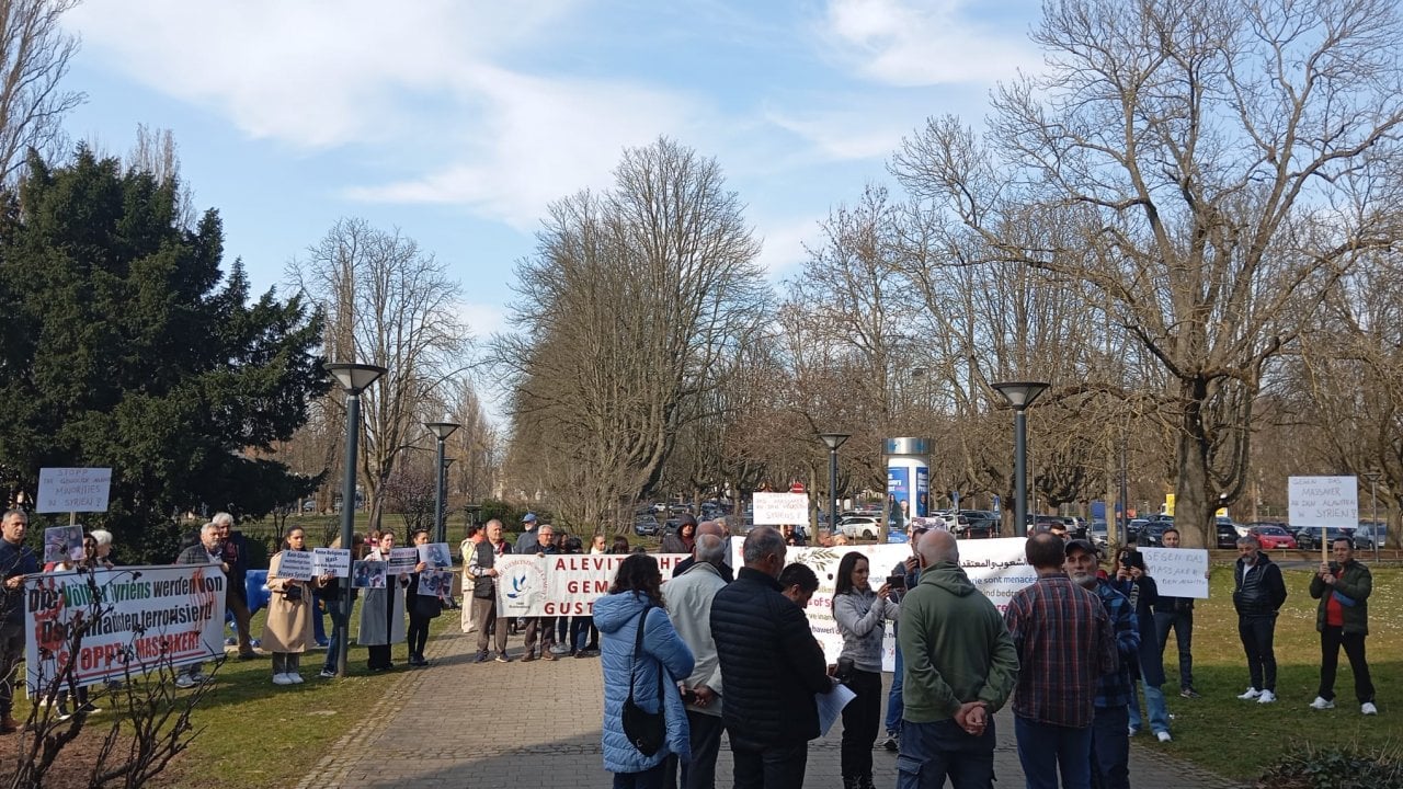 Aleviler Alman kanalının önünde Suriye'deki katliamı protesto etti
