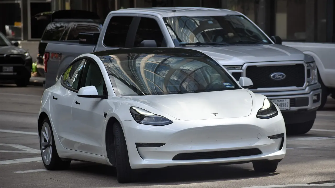 Berlin'de 4 Tesla aracı ateşe verildi