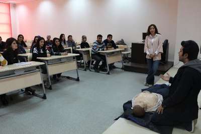 Kucağında bebeğiyle derse girdi