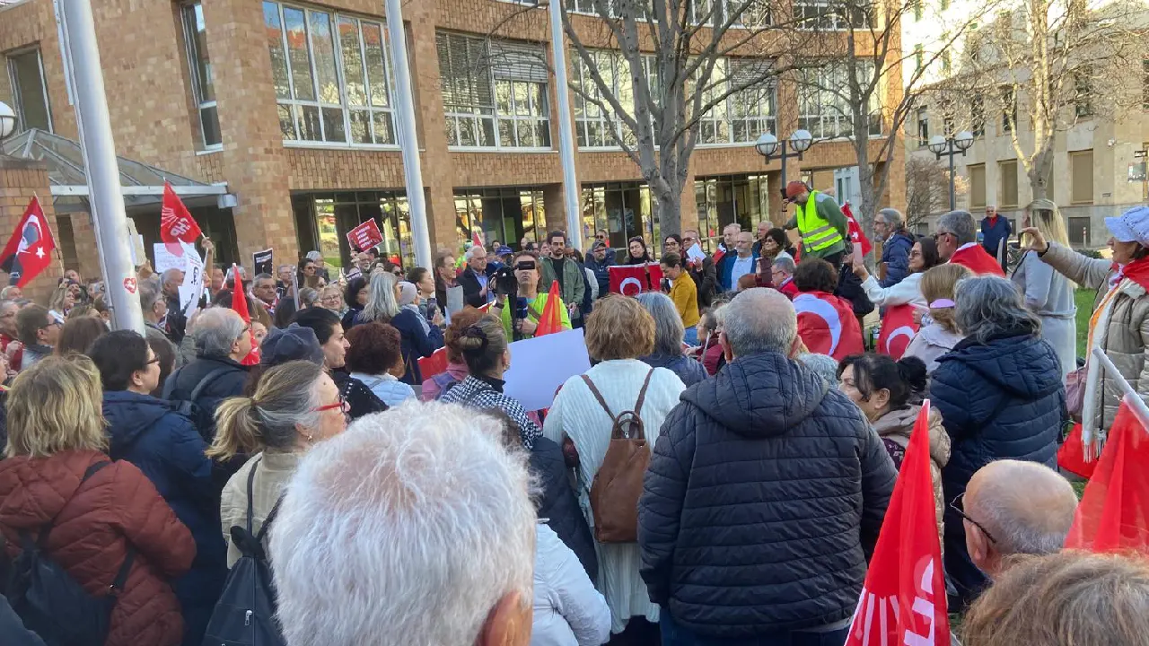 Stuttgart'ta Başkonsolosluk önünde İmamoğlu eylemi