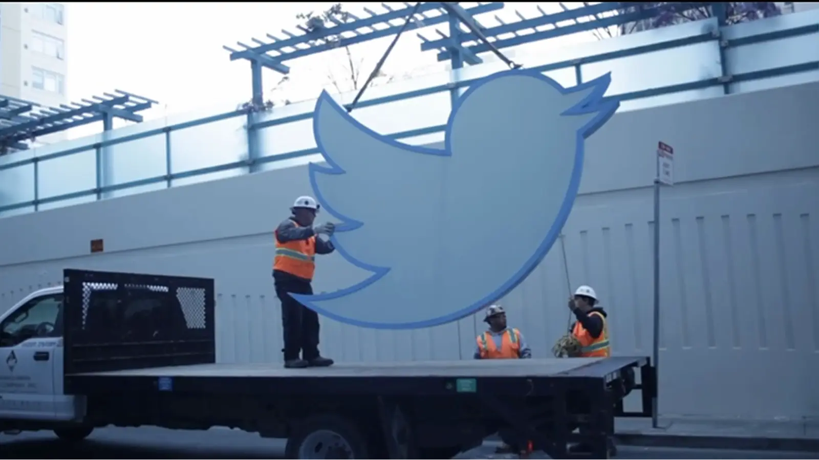 Twitter kuşu 35.000 dolara açık artırmayla satıldı