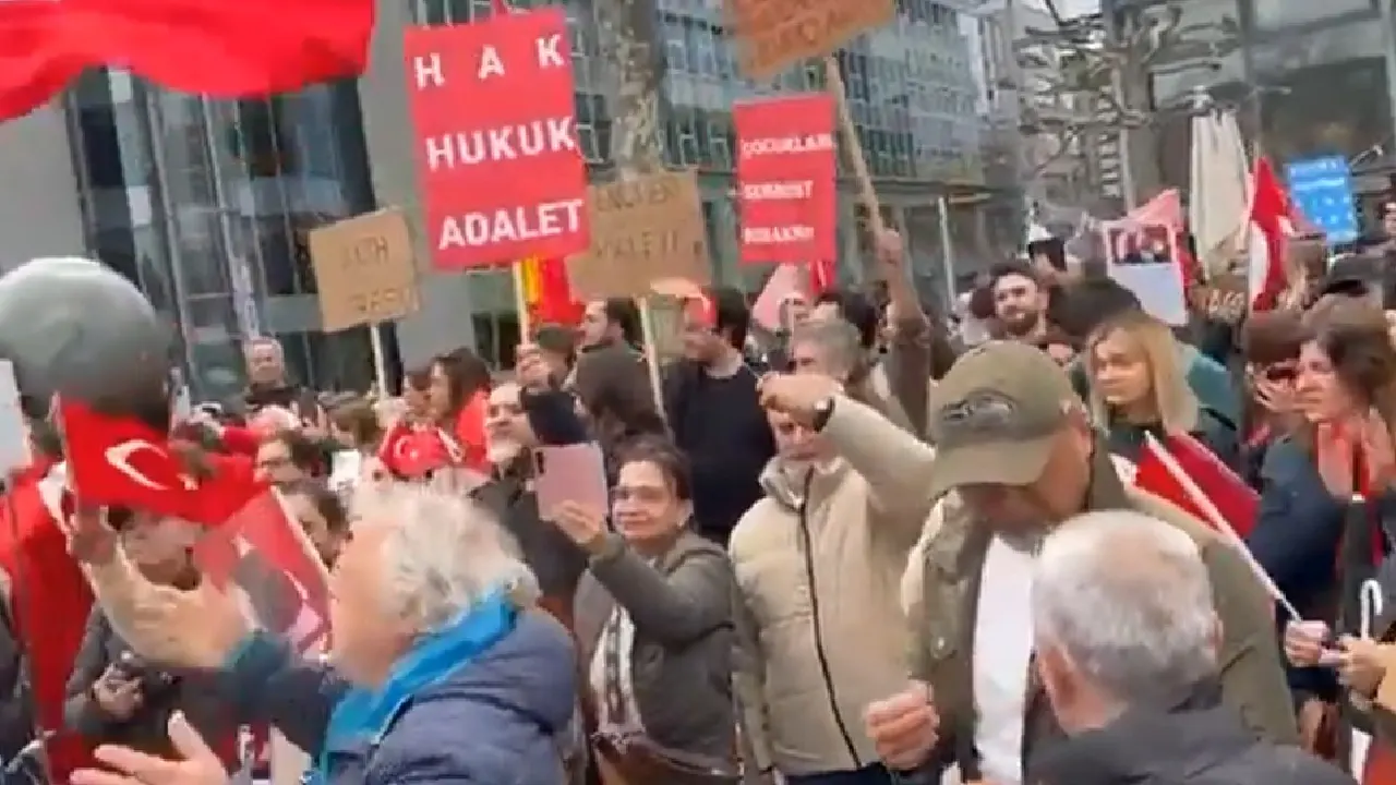 Stuttgart'ta Türk vatandaşları İmamoğlu için sokağa çıktı