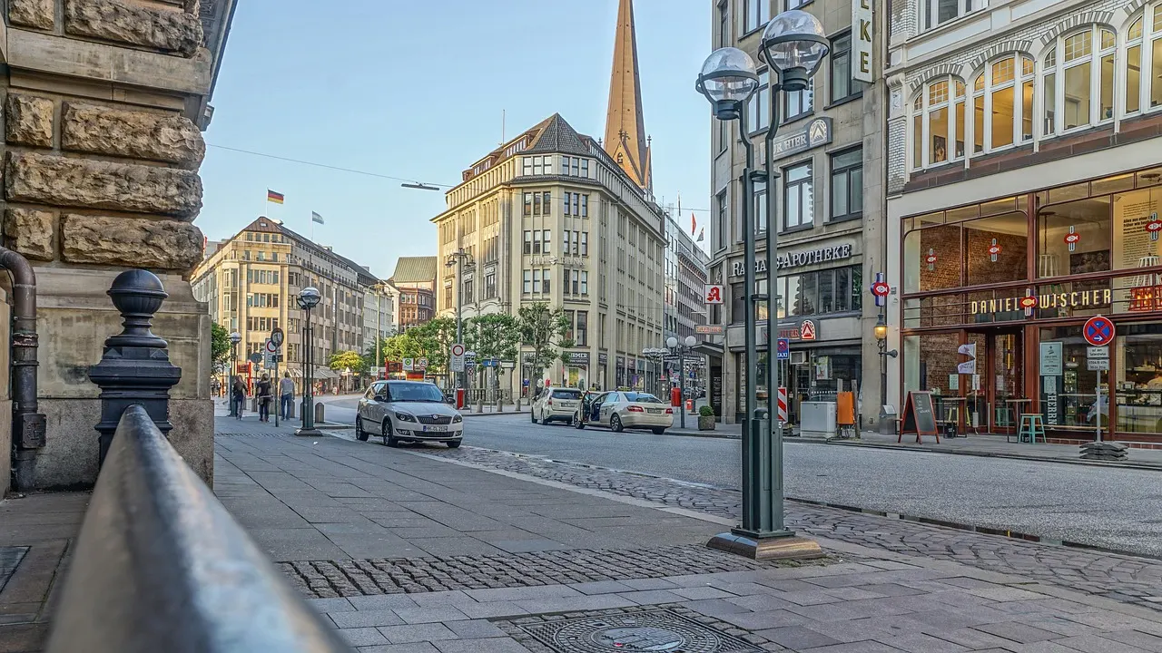 Hamburg'da 40 kişi birbirine girdi, sandalyeler havada uçuştu