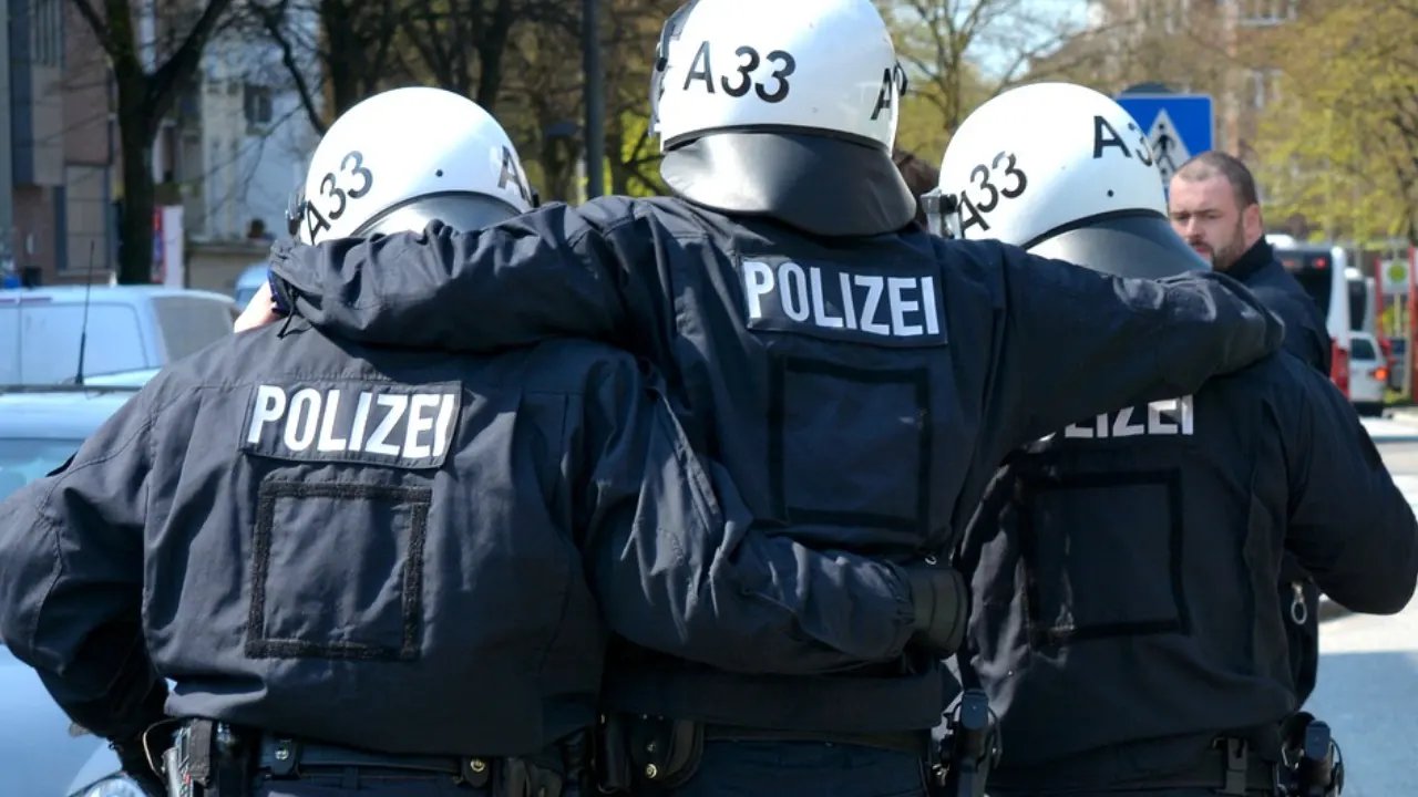 Almanya'da her 5 dakikada bir polise saldırı oluyor