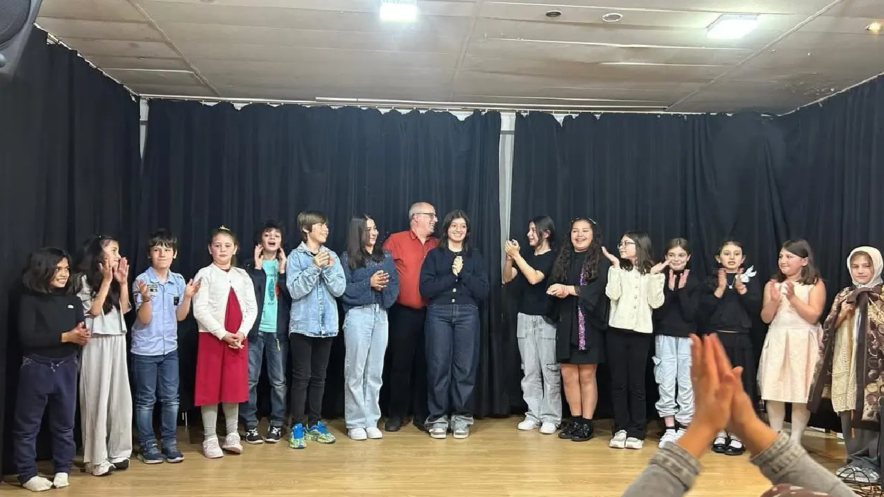 Brüksel'deki sahnede minikler devleşti