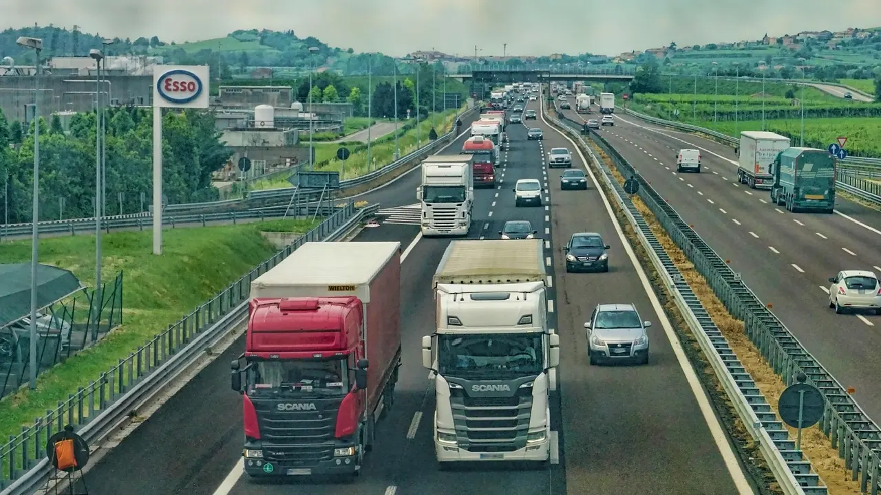 Almanya'da film gibi hırsızlık olayı: Hareket halindeki tıra tırmanıp mal çaldılar