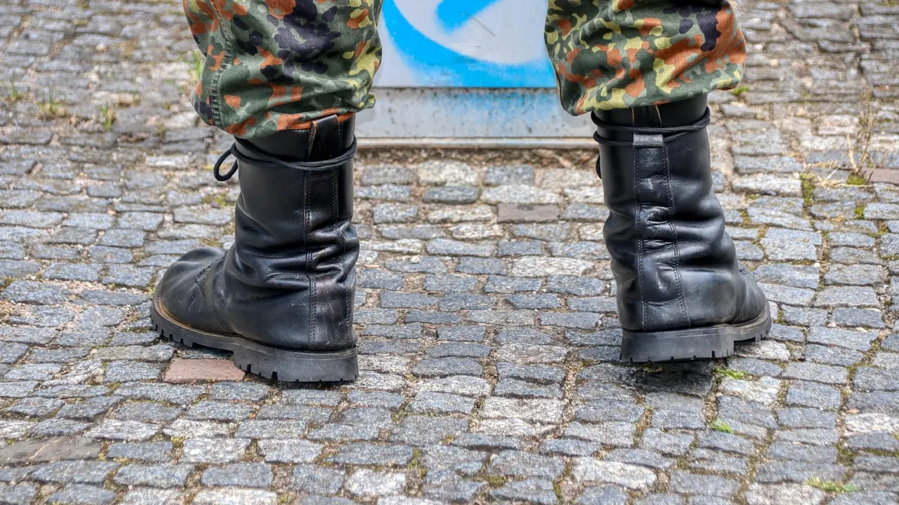Almanya'da yeterli sayıda kişi gönüllü asker olmazsa zorunlu askerlik geri gelecek