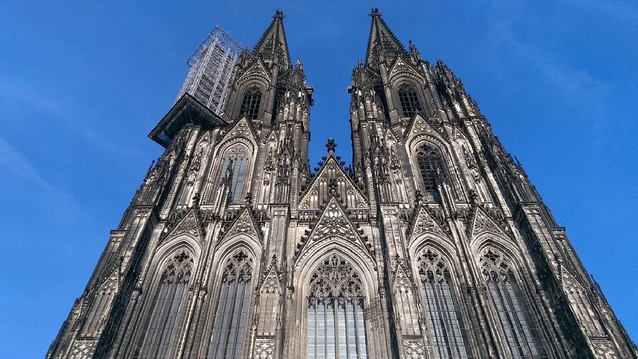 Köln Katedrali'ne gece yarısı gizlice tırmanan kişilere polis operasyonu