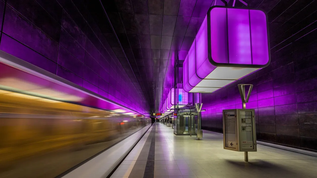 Hamburg tren istasyonunda 30 kişi birbirine girdi!