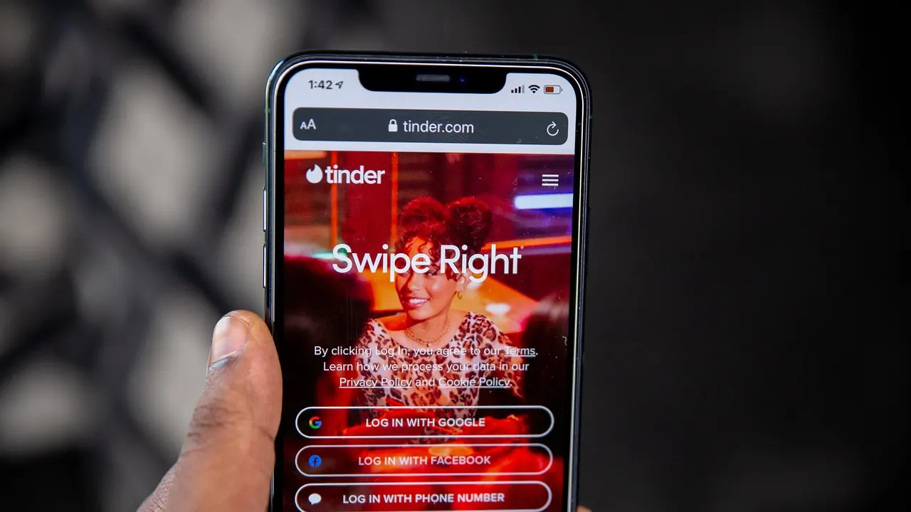 Alman ordusundaki kadının Tinder profili başına dert oldu
