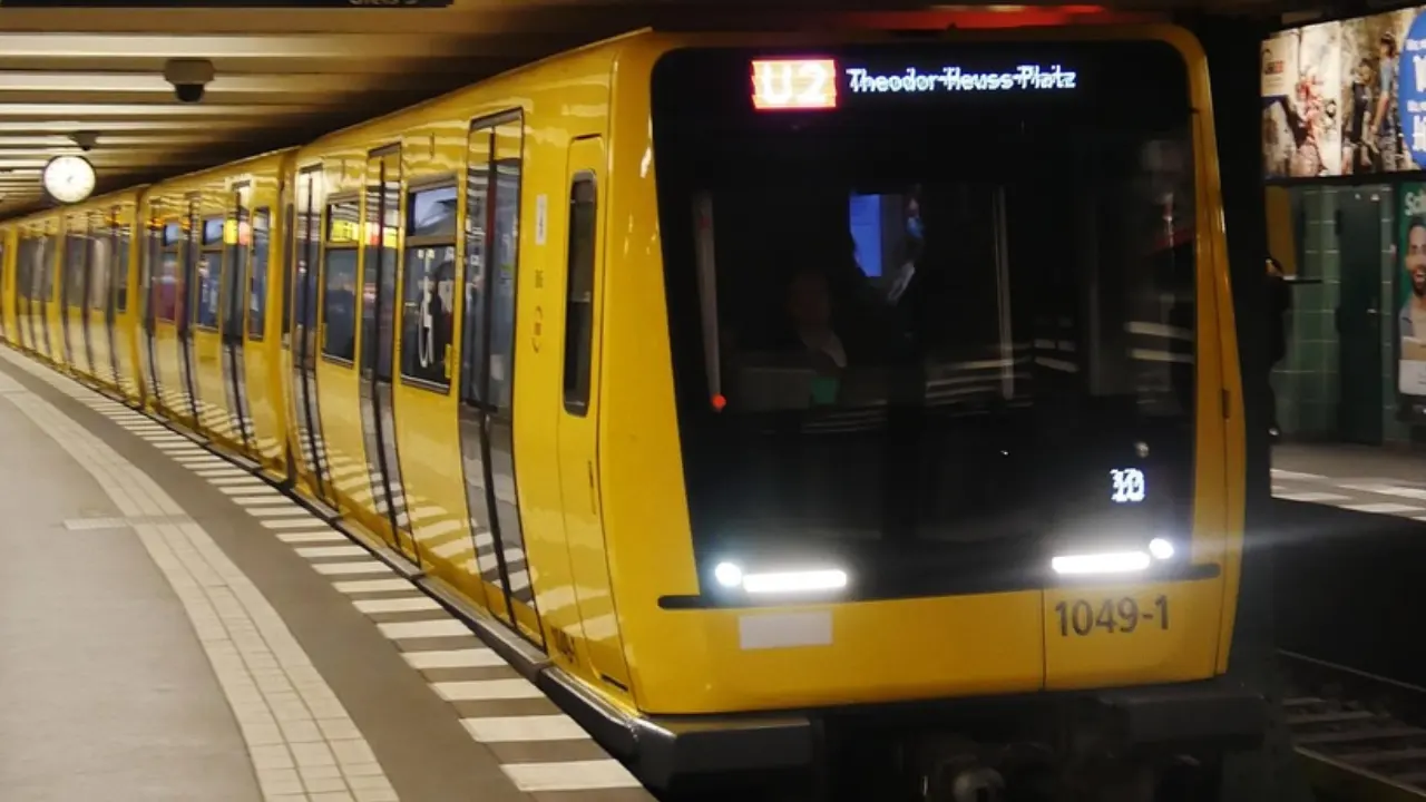 Berlin'de facia kıl payı önlendi: Bir kadın trenin altında kaldı