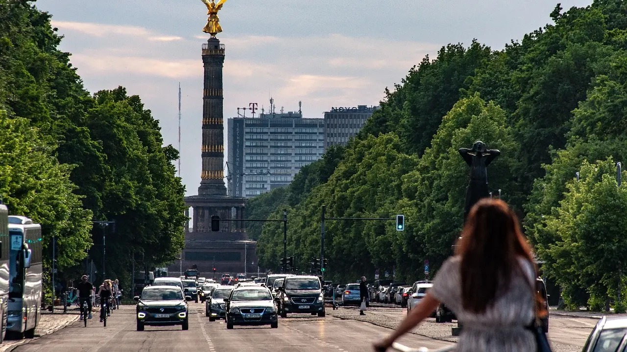 Berlin-Kreuzberg'de bir kişi bisikletle bir adamı kovalayıp bıçakladı