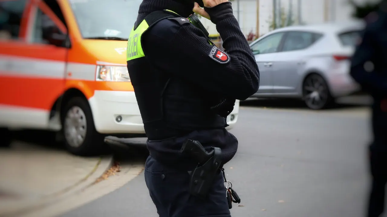 Münih'te polis tren istasyonunda elinde bıçak olanı adamı vurdu