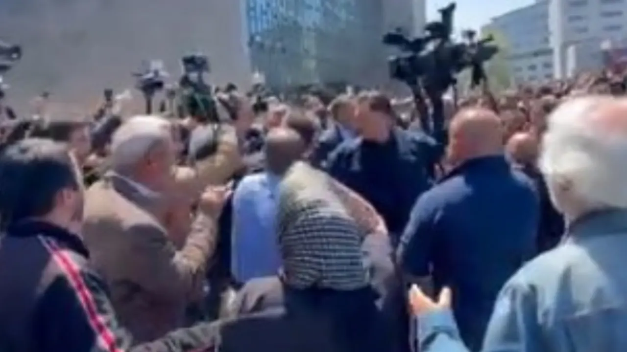 Özgür Özel'e yumruklu saldırıya karşı Frankfurt'ta eylem çağrısı