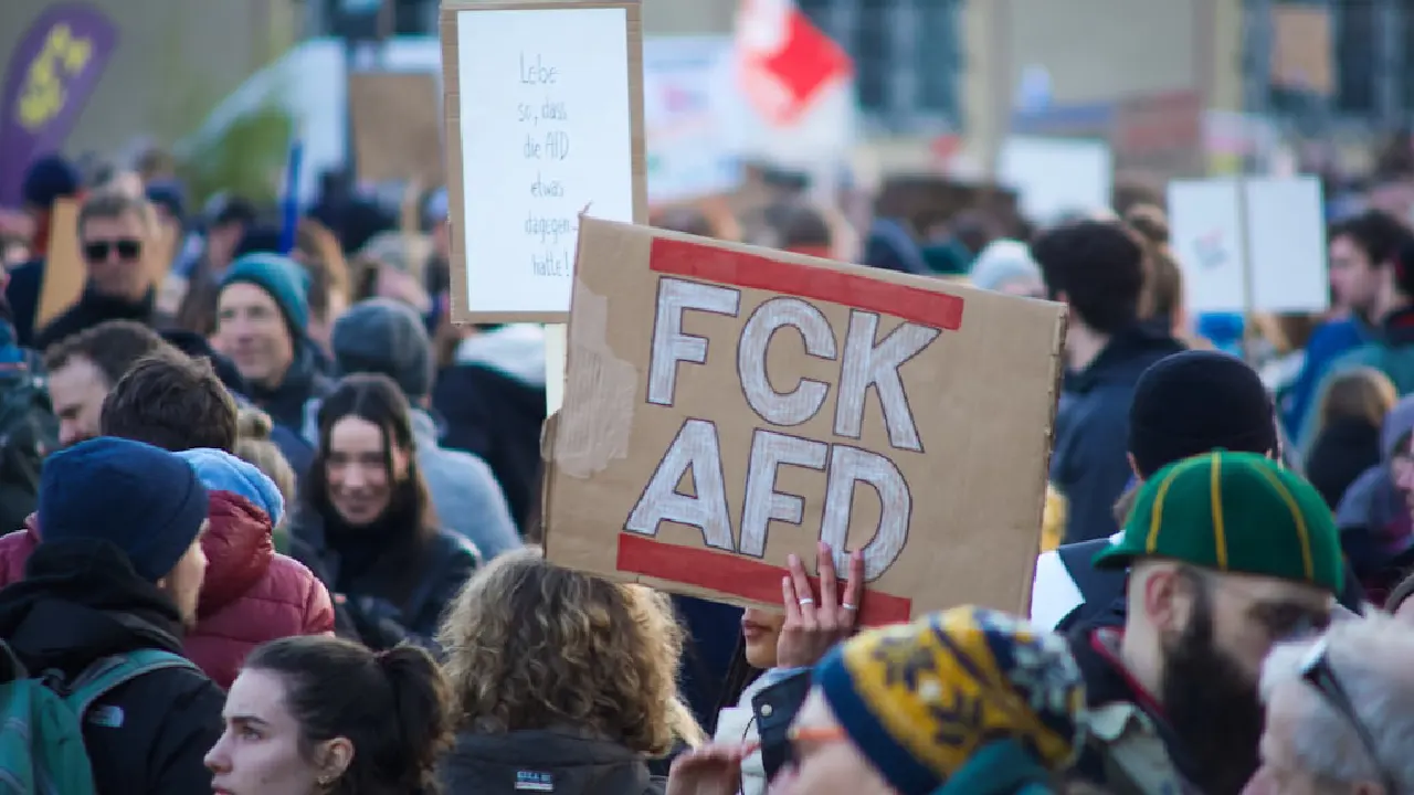 Almanya'da yeni anket: AfD 2 haftada eridi