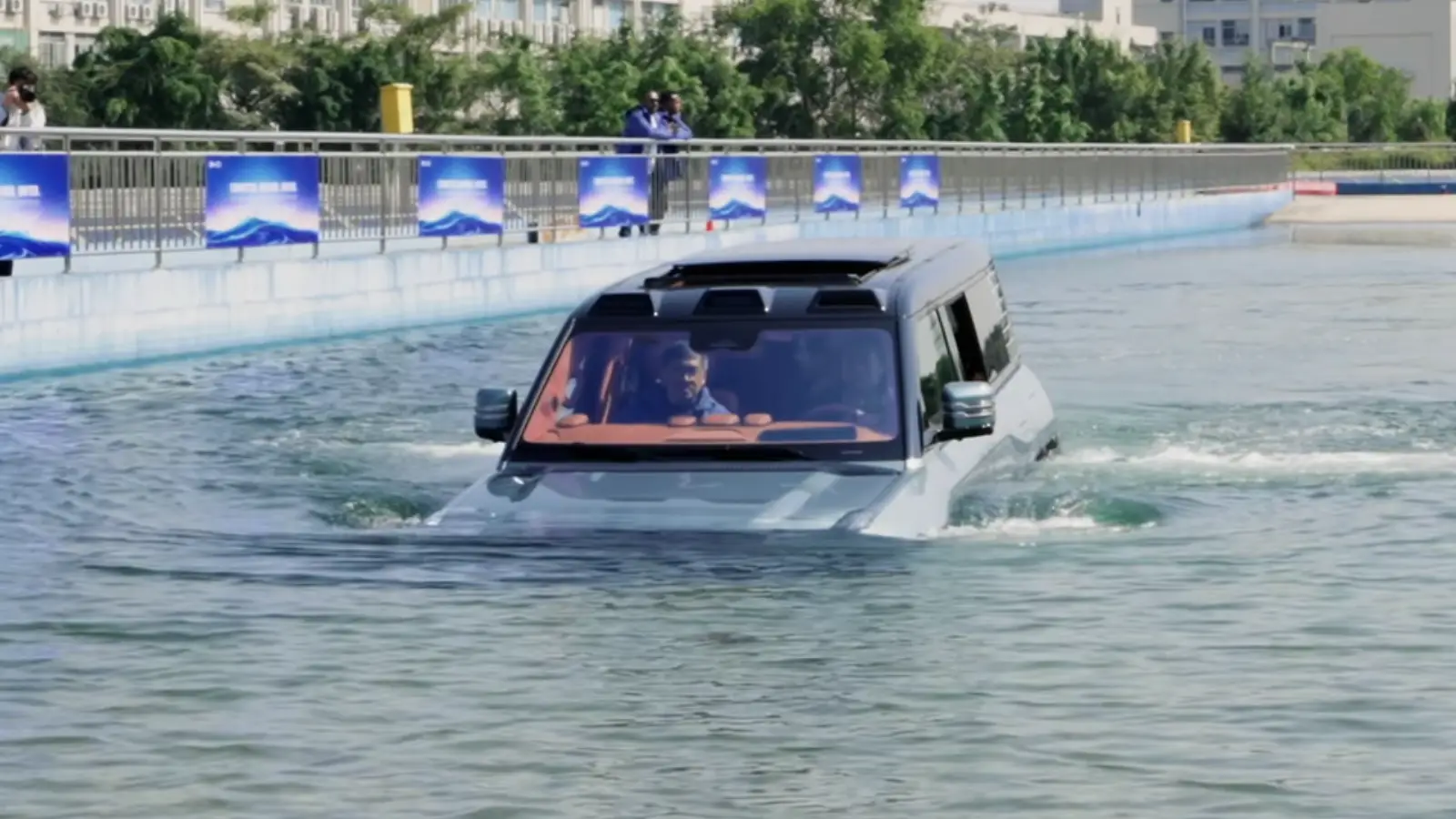 Çinliler yüzebilen elektrikli araba üretti