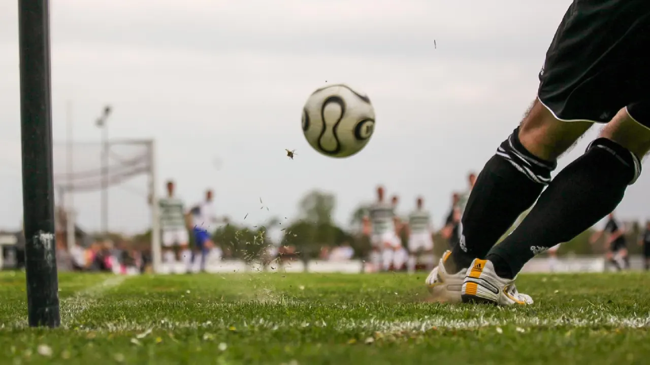 Berlin'de üzücü haber: Sahada yere yığılan futbolcu hayatını kaybetti
