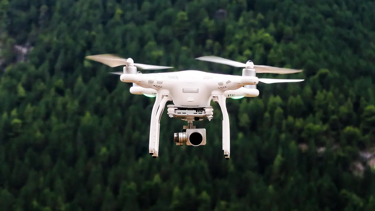 Aşağı Saksonya'da askeri alan üzerinde drone uçuran genç, ortalığı birbirine kattı