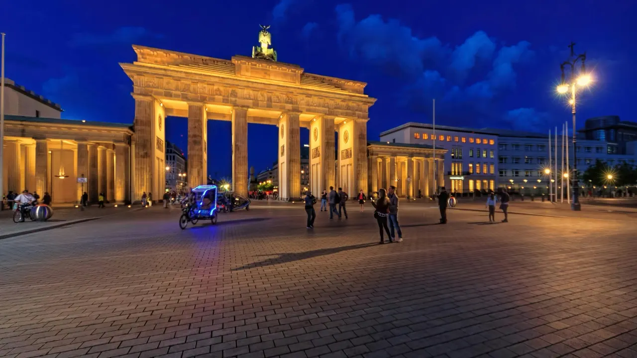 Berlin'de 50 kişi coplarla birbirine girdi!