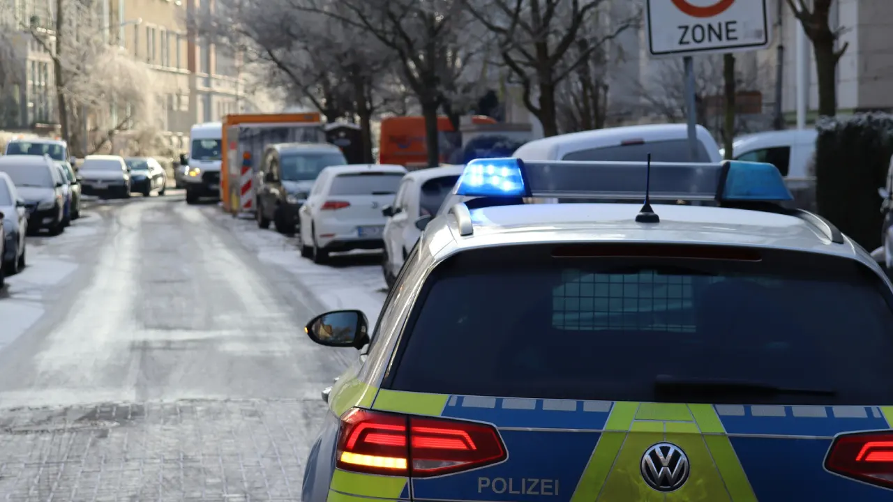 Baden-Württemberg'de araçta telefonuyla oynayan kadın polis kaza yaptı, bir kişiyi öldürdü