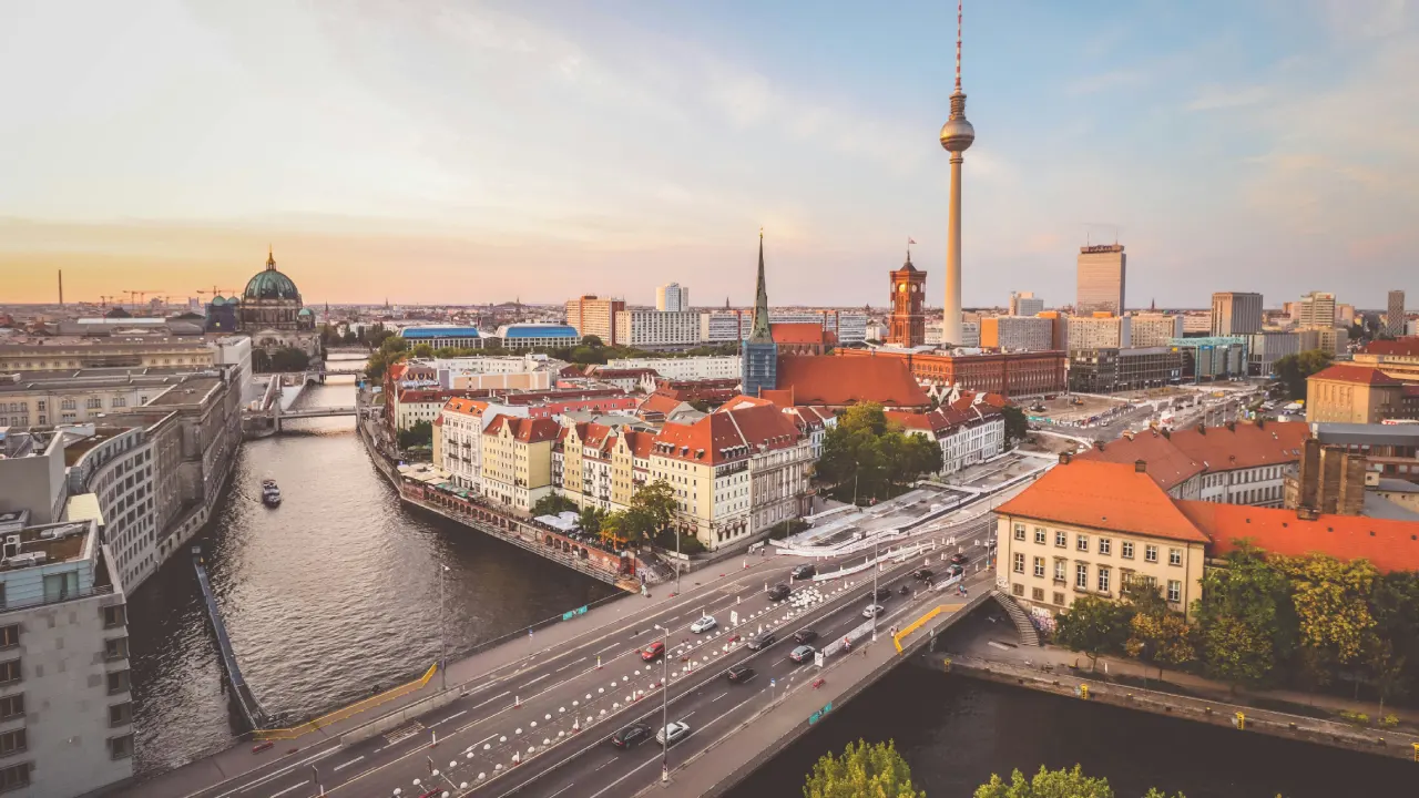 Berlin'de binlerce kişi kirasını ödemediği için evlerinden atıldı