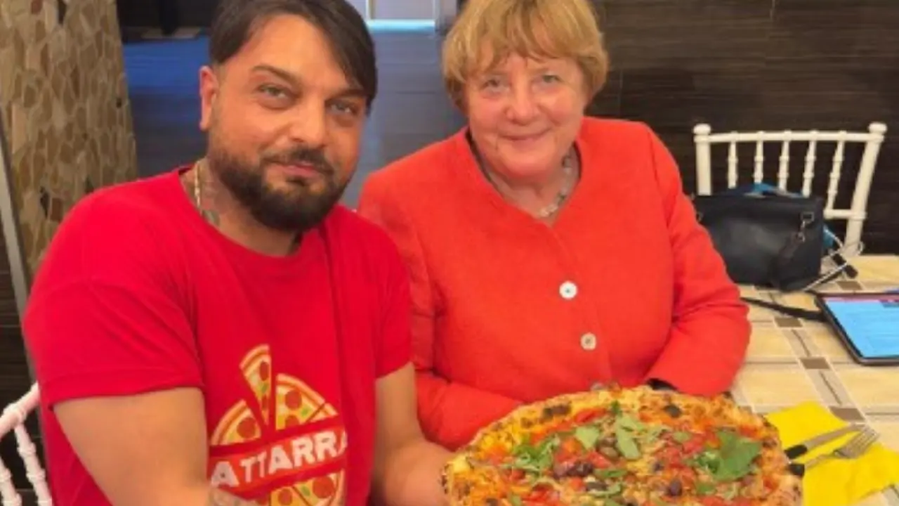 Eski Şansölye Merkel, İtalya'da tek başına pizza yerken görüntülendi